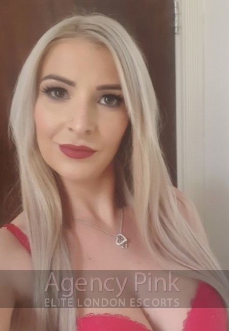 A recent escort selfie of Summer in her red bra