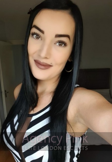 A recent natural selfie photo of London escort Sadie