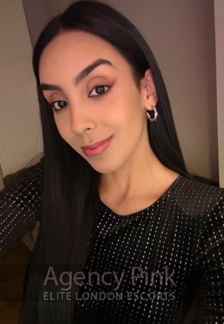 A selfie pic of high class London escort Glenda with her model features