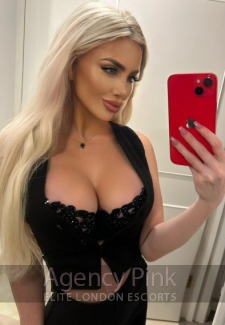 A recent natural selfie photo of high class London escort Jade