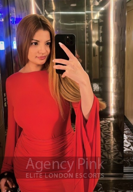 Top Brazilian call-girl Gloria looking seductive in her recent naughty selfie photo