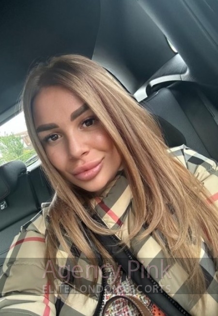 London escort selfie for Anouk