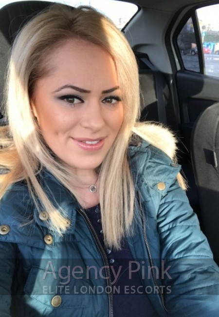 A natural selfie picture of blonde escort Clarice